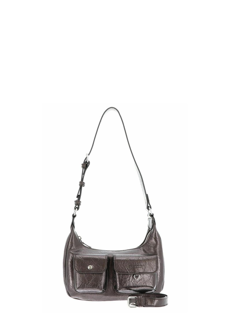 Sac à main en cuir marron avec deux poches avant, une bandoulière amovible et une texture lisse. Design incurvé et détails de couture subtils.