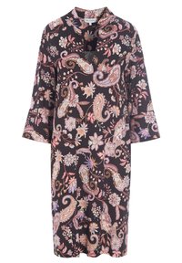 Svart klänning med ett paisley- och blommönster i nyanser av rosa, lila och kräm; har en mandarinkrage och trekvartsärmar.
