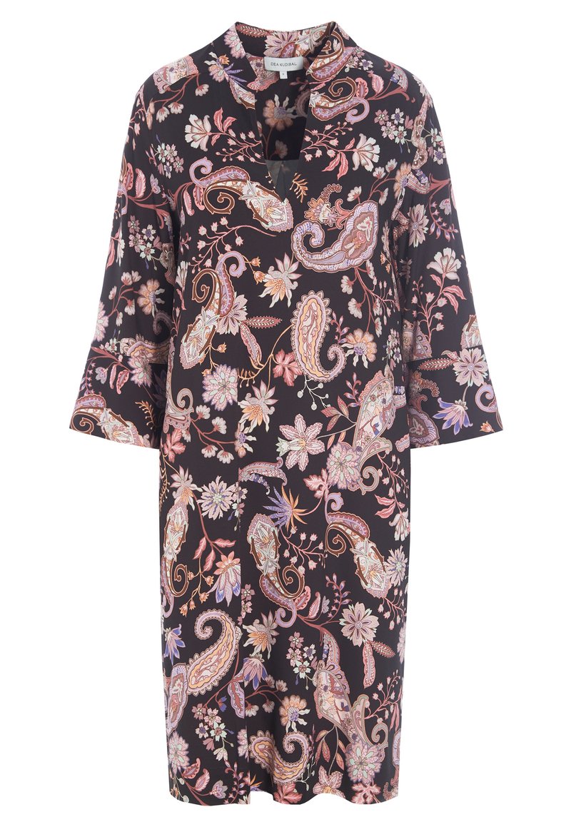 Svart klänning i tyg med ett blommigt och paisleymönster i nyanser av rosa, lila och kräm. Har V-ringning och trekvartsärmar.