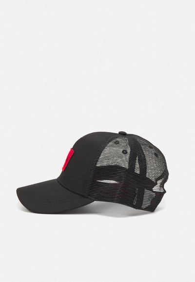 Casquette noire avec un devant solide et un dos en maille, arborant un patch rouge proéminent à l'avant. Visière courbée et strap ajustable.