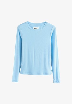 Lyseblå langærmet bluse med ribbet tekstur, rund hals og tætsiddende design. Har et lille logo-mærke ved sidesømmen.