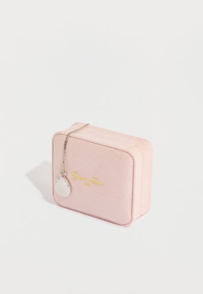 Caja de joyería de terciopelo rosa con forma cuadrada, con marca en dorado y un detalle de cadena plateada con un colgante texturizado.