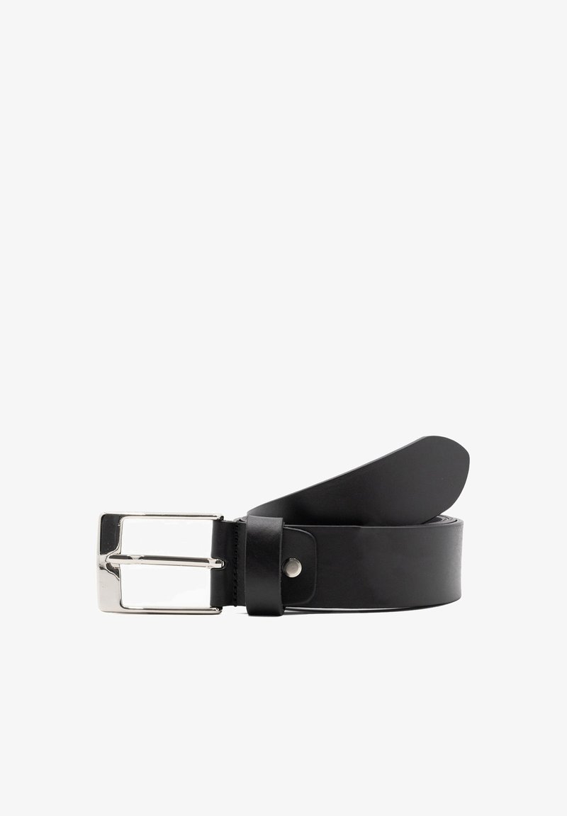 Zwarte leren riem met een gladde textuur, voorzien van een rechthoekige zilveren gesp en een drukknoopsluiting op de riem.