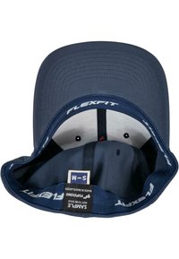 Marineblå caps med flat skygge, Flexfit-merkelapp inne, og en innvendig fôr med lys grå farge. Størrelsesmerke: S-M.