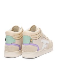 Beige hoge sneakers met mintgroene en lavendelaccenten, voorzien van suède en synthetische materialen, gestructureerde panelen en vetersluiting.