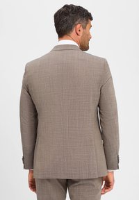 Szary, teksturowany żakiet w kratkę o subtelnym wzorze, z pojedynczym rozcięciem i zapięciem na dwa guziki. Charakteryzuje się eleganckimi klapami i stylowymi akcentami guzików.