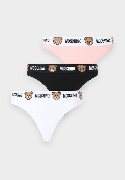 Τρία γυναικεία στρινγκ εσώρουχα σε ροζ, μαύρο και άσπρο με λογότυπο Moschino και πρόσωπο αρκουδάκι στις ελαστικές μέσες.