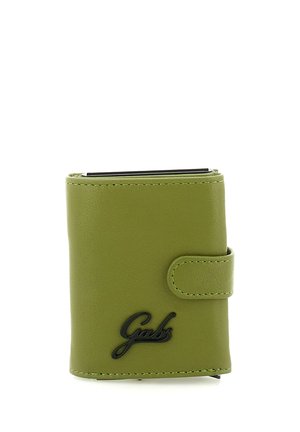 Portafoglio in pelle verde con chiusura a bottone e logo nero "Gabs" sul davanti, in piedi su sfondo bianco.
