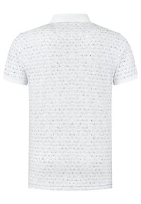 Vit polo skjorta med ett strukturerat mönster av små, upphöjda geometriska former. Korta ärmar med en enfärgad vit krage.