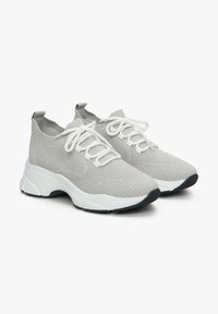 Szare dzianinowe sneakersy z białymi sznurówkami, z teksturowanym wierzchem, pętlą z tyłu i kontrastującą czarną gumową podeszwą.