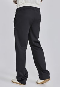 SIKSILK Nadrágok - black