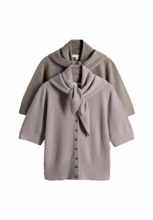 Dwa swetry z krótkim rękawem i guzikami, jeden w kolorze taupe, drugi beżowy, każdy z detalem w postaci supełka przy dekolcie.