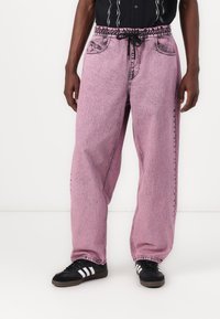 Lyserosa, komfortable denimbukser med elastisk liv, snøring og frontlommer. Slitt tekstur gir detaljer.