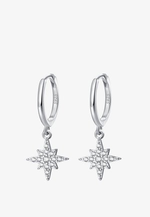 Silberne Creolen mit sternförmigen Anhängern, verziert mit mehreren klaren Kristallen und einer glatten, reflektierenden Oberfläche.