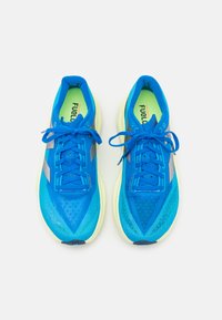 New Balance FUELCELL REBEL V4 - Apavi skriešanai pa asfaltu - spice blue
