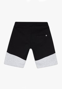 Mustat urheilushortsit, joissa on vaaleanharmaa reunus ja tasku. Valmistettu pehmeästä kankaasta, jossa on joustava vyötärönauha mukavuutta varten.