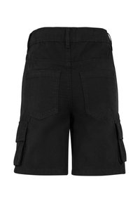Svarte cargo-shorts laget av lett materiale, med to baklommer og sidelommer. Syddetaljer overalt for holdbarhet.