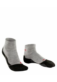 Szare skarpetki kostkowe z prążkowaną teksturą, czarną podeszwą, wzmocnionym palcem i detalem z czerwonym logo. Wykonane z mieszanki materiałów dla zwiększenia trwałości.