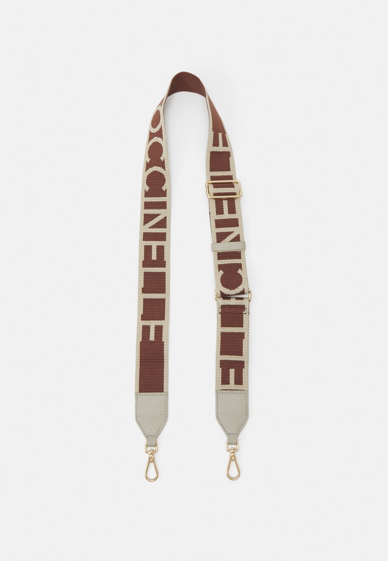 Cinghia intrecciata con una combinazione di colori crema e marrone, caratterizzata da loghi audaci, hardware dorato e dettagli in pelle testurizzata a ciascun estremo.