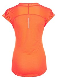 Camiseta deportiva de manga corta en brillante tejido de malla color naranja; cuenta con una superficie texturizada y una franja vertical blanca en la parte posterior.