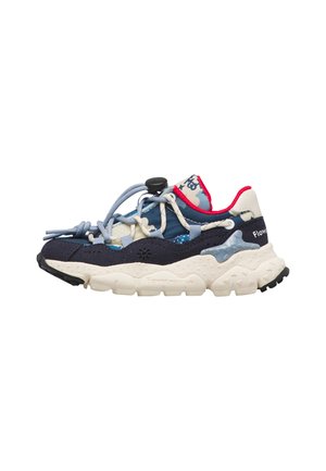 Scarpa da ginnastica blu, bianca e rossa con motivo a nuvole, lacci elastici regolabili, suola bianca spessa e battistrada nero, vista laterale.