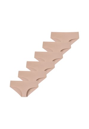 Sechs beige nahtlose Damenunterwäsche, diagonal auf weißem Hintergrund angeordnet.
