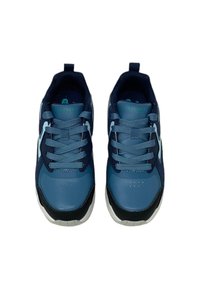 Marineblauwe sport schoenen met een gladde textuur, voorzien van lichtblauwe accenten, vetersluiting en een zwarte zool. Merkenlogo zichtbaar op de tong.
