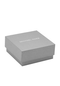 Scatola regalo in cartone grigio con superficie texture, con il logo "MICHAEL KORS" in bianco sul coperchio. Forma quadrata con top removibile.