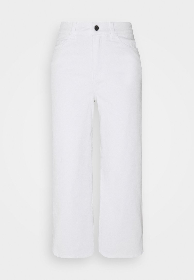 Pantalon blanc droit avec poches avant, passants pour ceinture et fermeture à bouton noir à la taille.