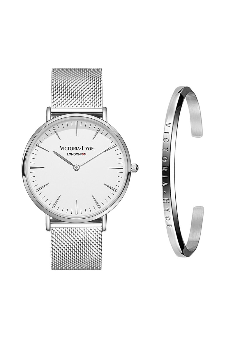Orologio con cinturino in rete argentata e quadrante bianco, con indicatori delle ore minimalisti e corona. Include un bracciale abbinato in argento con branding inciso.