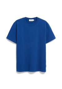 Blaue Baumwoll-T-Shirt mit kurzen Ärmeln, Rundhalsausschnitt, glatter Textur und einem Etikett an der Unterseite. Einfaches, einfarbiges Design.