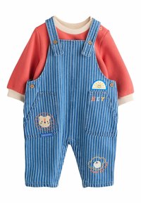 Blå stribede overalls med en orange langærmet skjorte. Har broderede dyremotiver, træknapper og et blødt, struktureret stof.