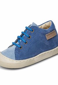 Chaussure en daim bleu avec un capuchon de bout bleu plus clair, lacets ronds bleus, semelle texturée beige et une petite étiquette de marque sur le côté.