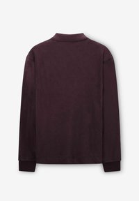 Dunkellila Langarmpullover mit hohem Kragen und gerippten Bündchen, flach ausgelegt mit der Rückseite nach vorne vor einem weißen Hintergrund.