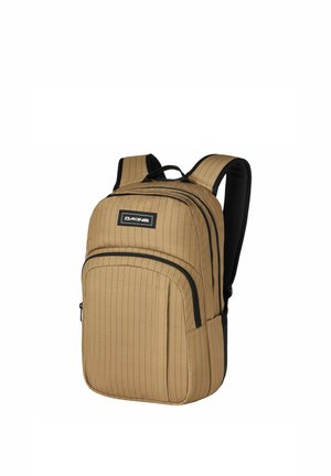 Mochila Tan Dakine con rayas verticales negras, compartimentos delanteros y superiores con cremallera, y correas acolchadas para los hombros.