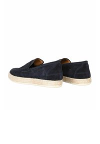 Scarpe slip-on in suede blu navy con suola intermedia in juta intrecciata, caratterizzate da dettagli cuciti e retro leggermente rialzato per una calzata sicura.