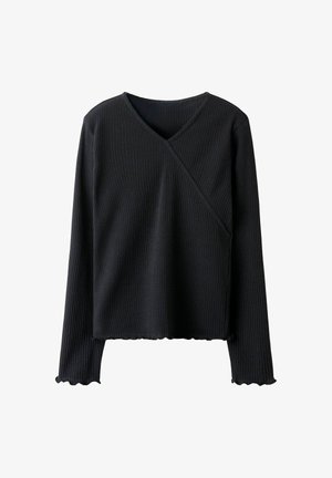 Top negro de mangas largas con textura de canalé, que presenta un escote en V y un diseño de envoltura asimétrica con detalles de dobladillo ondulado.