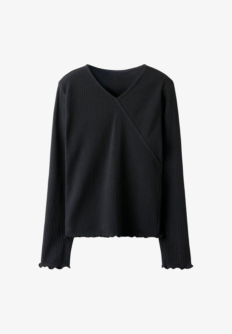 Svart langermet topp med ribbestruktur, med V-hals og en asymmetrisk innpakningsdesign med bølgete hem detaljer.