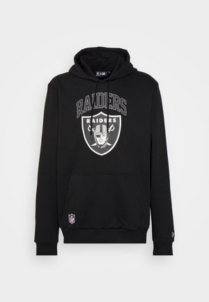 Mikina Black Raiders s kapsou na přední straně, logem Raiders a nápisem na hrudi, emblémem NFL u lemu a kapucí na stahování.