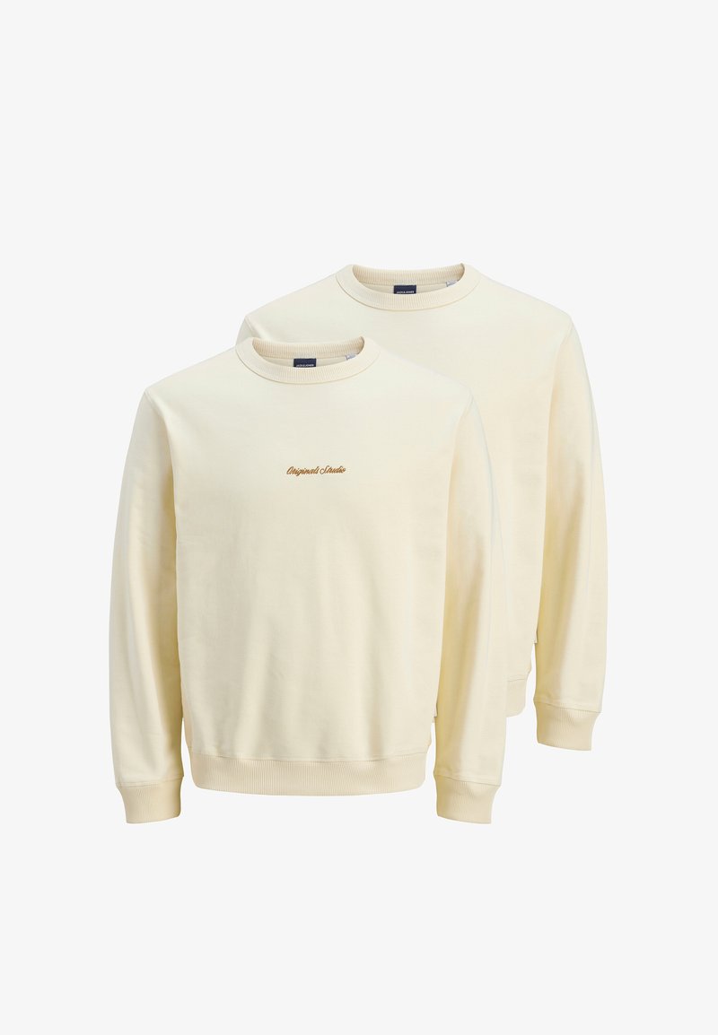 Crème kleurige crewneck sweatshirts van zacht materiaal, met ribgebreide manchetten en zoom, met "Original Studio" in bruin geborduurd op de borst.