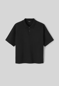 Polo noir en coton lisse, avec un col classique, des manches courtes, une patte de boutonnage à trois boutons et une coupe décontractée.