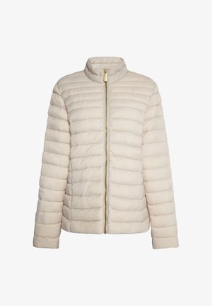 Svetlo bež puff jakna z visokim ovratnikom, vodoravno quiltano oblikovanje, poln zadrgo in zlatim zadrževalnikom. Mehka tekstura in sodoben kroj.