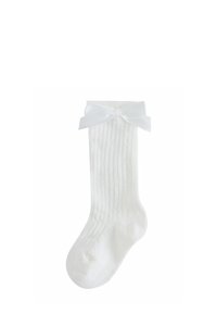 Weißer, gerippter Babysocke mit einer weichen Stoffschleife, die am oberen Bündchen gebunden ist, isoliert auf einem weißen Hintergrund.