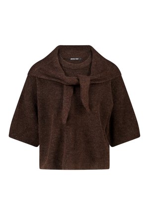 Bruine trui met korte mouwen van gebreide stof, met een bijpassende sjaal over de schouders gedrapeerd en aan de voorkant gestrikt.