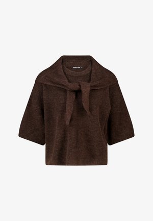 Brauner kurzärmeliger Strickpullover mit passendem Schal, der locker über die Schultern gelegt und vorne gebunden ist.