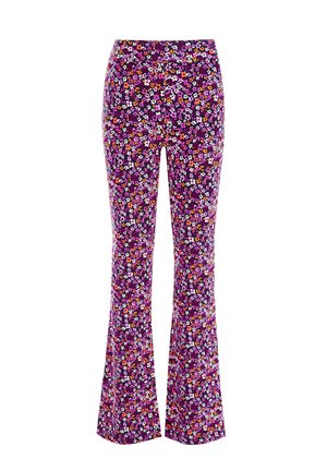 Fioletowe rozszerzane spodnie z gęstym kwiatowym wzorem, na którym znajdują się małe białe, różowe, pomarańczowe i czerwone kwiaty na ciemnym tle.