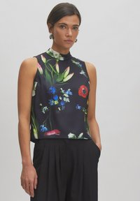 Mouwloze zwarte bloementop met een hoge hals, levendige bloemafdrukken in verschillende kleuren, gemaakt van soepele stof.