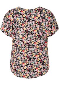 Černá blůza s krátkým rukávem s hustým vzorem malých červených, žlutých, růžových a modrých květů a zelených listů.