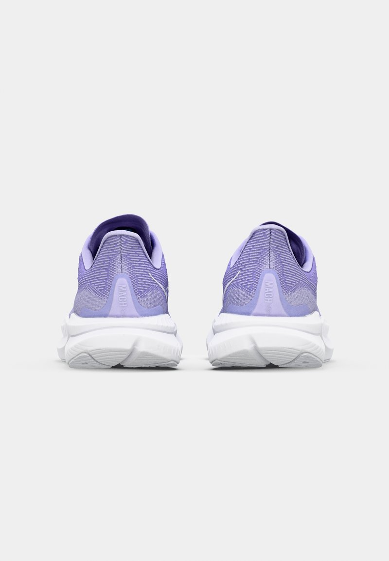 Fioletowe buty sportowe z teksturowanym siateczkowym wierzchem, białą amortyzującą podeszwą i tylną pętelką, prezentujące smukły design.