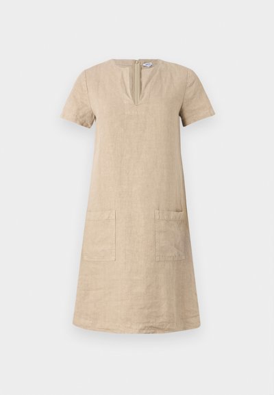 Knie-lange beige linnen jurk met korte mouwen, een V-hals en twee voorzakken. Eenvoudig, recht gesneden ontwerp. Ritsluiting aan de achterkant.
